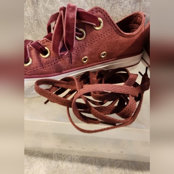 "Chucks" Chuck Taylor, Converse Limited Edition Raspberry Sueded Size 5 - Picture 7 of 8